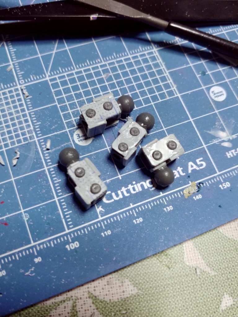 初めてのパーツ自作。プラバンを正確に切り出したり開口するの難しいですね。