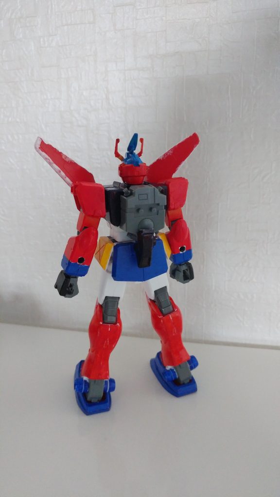 バックショット
後ろから見ると胸部ウィングの塗装の荒さが目立ってしまいますねぇ(;つД｀)
そしてバックパックの突起部はあることに使用するため新たに取り付けました。