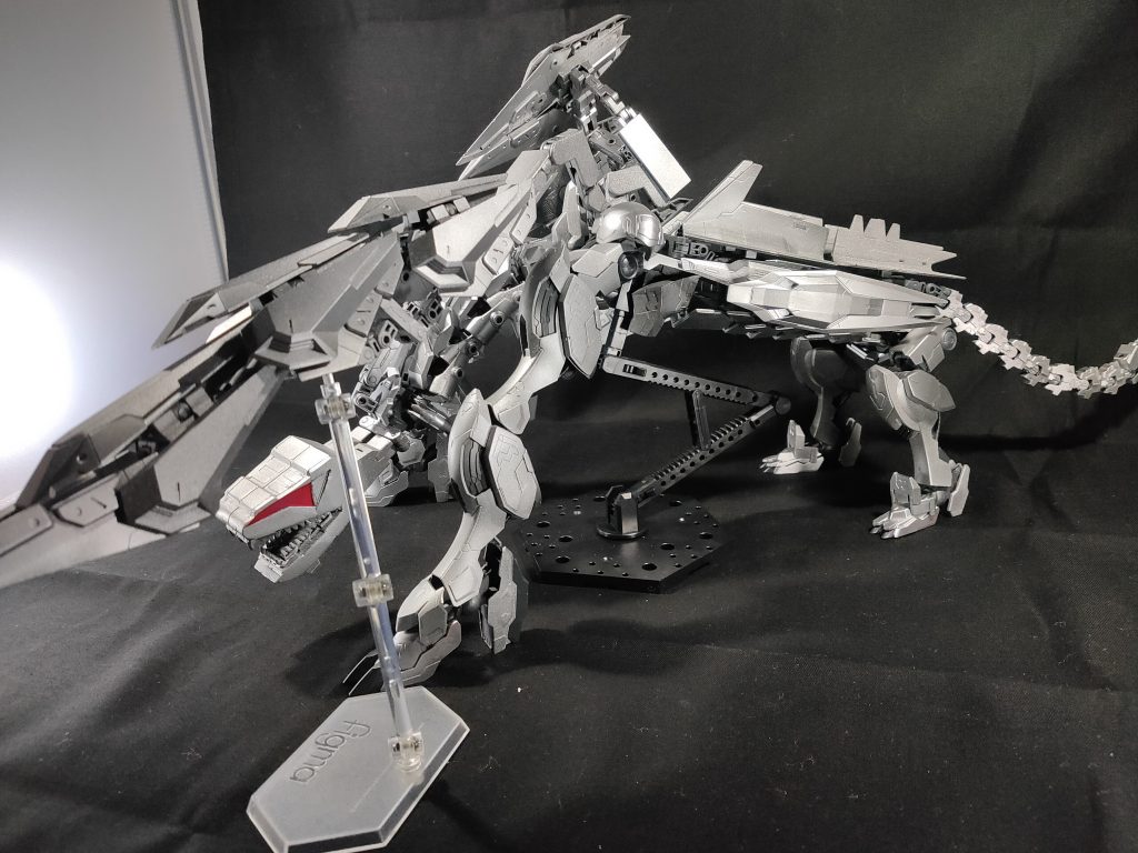 近接攻撃形態。バインダーを縦方向に接続する事で長さを活かして突き刺したり、回転して薙ぎ払ったり、ハサミのように敵機を挟むことも出来ます。