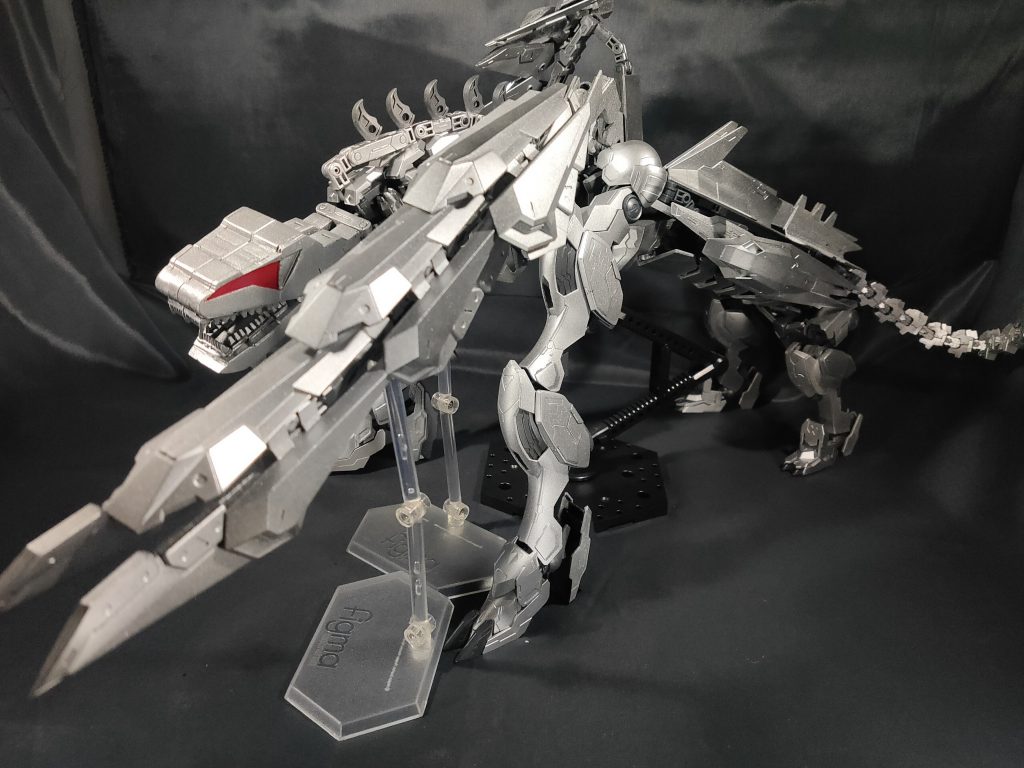 近接攻撃形態。バインダーを縦方向に接続する事で長さを活かして突き刺したり、回転して薙ぎ払ったり、ハサミのように敵機を挟むことも出来ます。