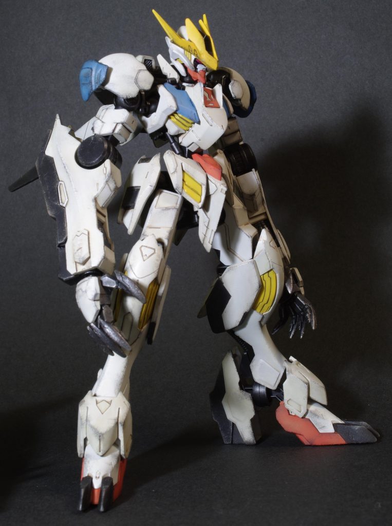 指先は金属感を出したかったので黄色くしませんでした。