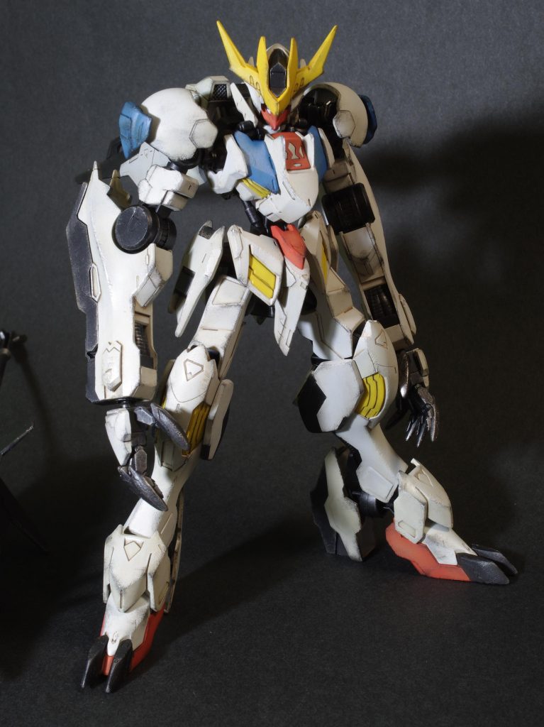 四肢の先端に行くに従ってダメージ跡を増やしています。