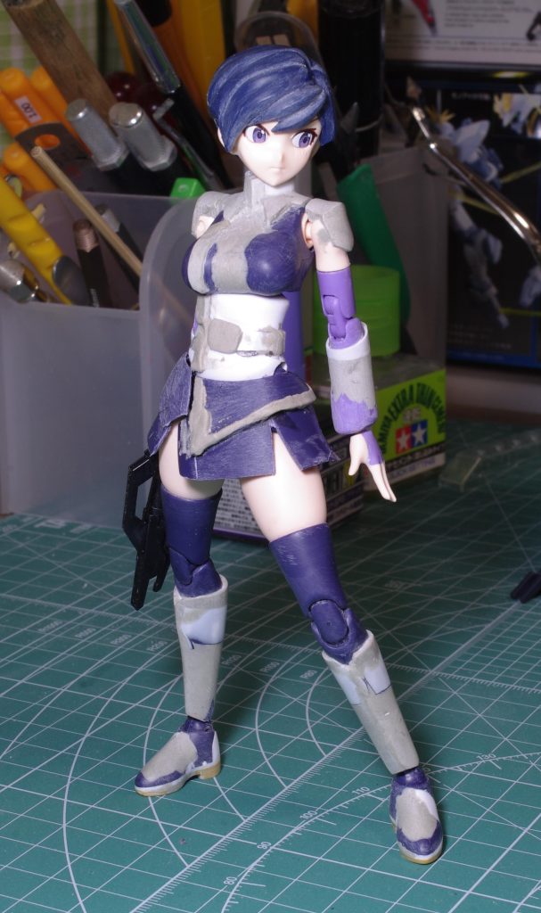 徐々に形にしていきますが、可動を邪魔しない衣装にするのが思いのほか大変。