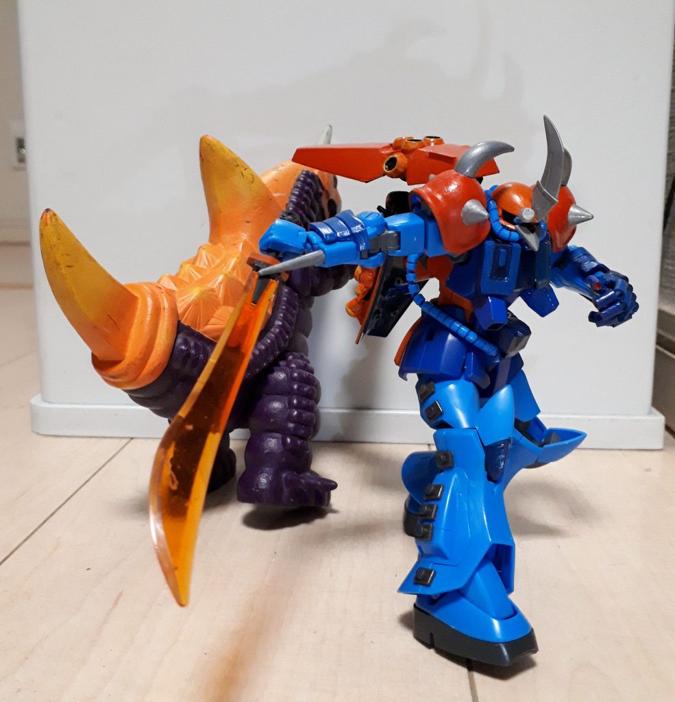 バックパック下部には「VXヒートサーベル」を装備。
形状がバキシムの尻尾に似ています。