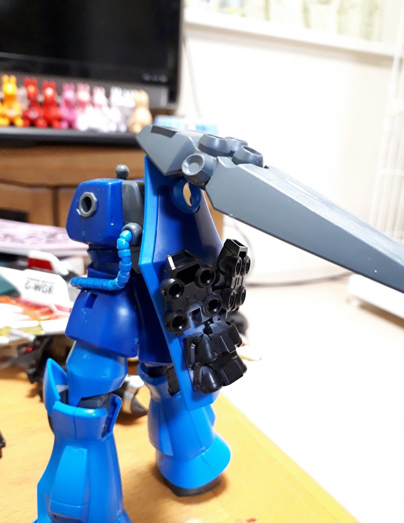 制作途中:今回、本体のグフ以外は全て他キットの余剰パーツを使って仕上げてみました。