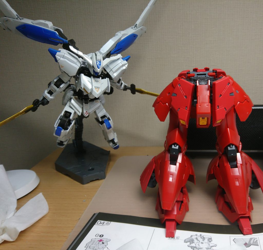 前作のバエルとの比較を兼ねた仮組み画像です
やっぱ第4世代なだけあってデb…いえがっしりとした体型ですね