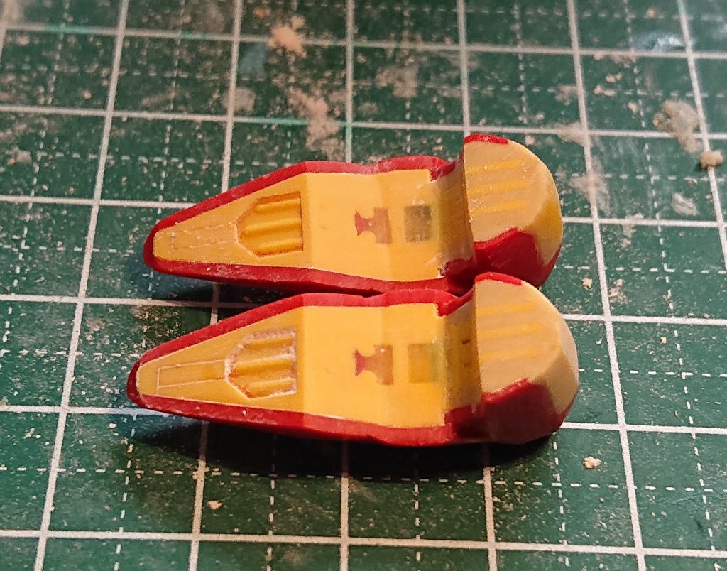 足首はガンダムレギルスの物に変更し、パテやヤスリで形も少し変更しました。