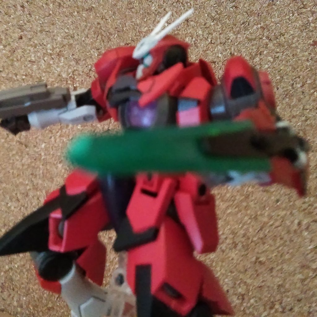 シールドにブレードを付けました。それと頭にアンテナを取り付け