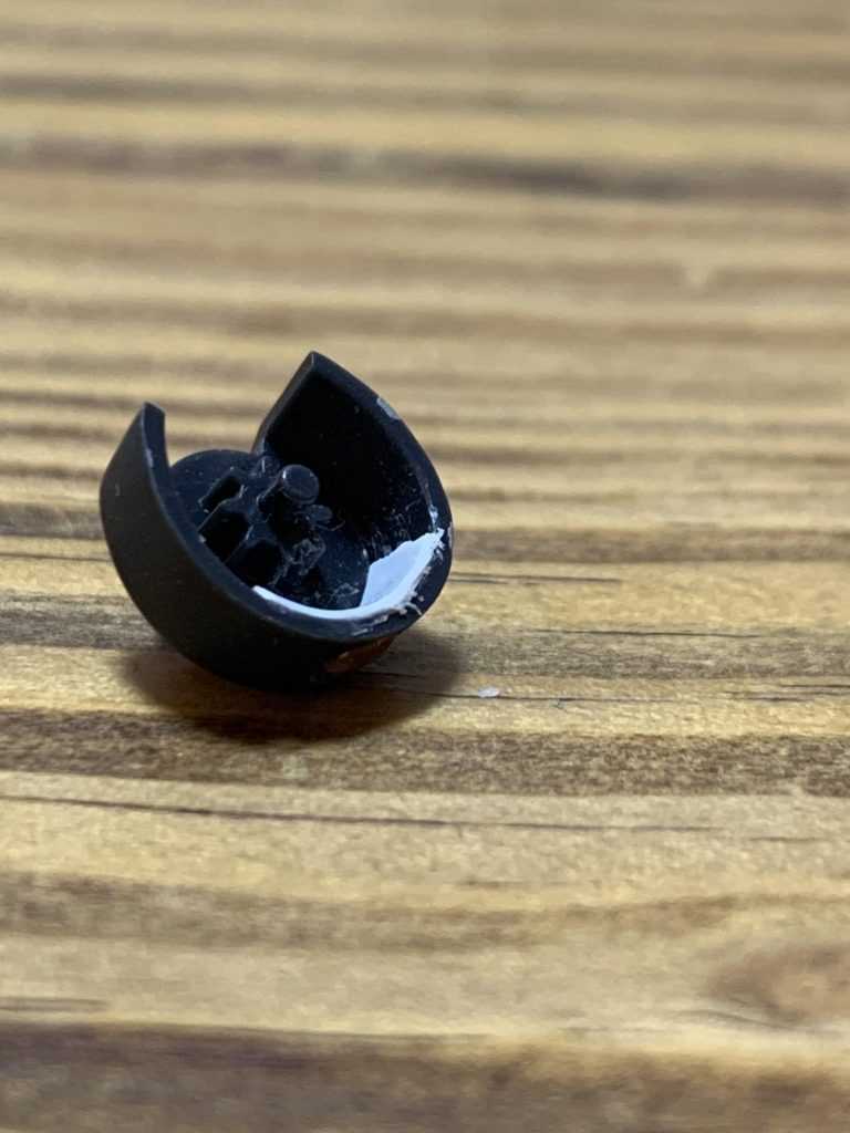 モノアイは穴開けて裏打ちしてHアイズを埋め込んだだけです
ちょうど良いサイズの平バーニアが手元になかったのでちょっと手抜き感が残念