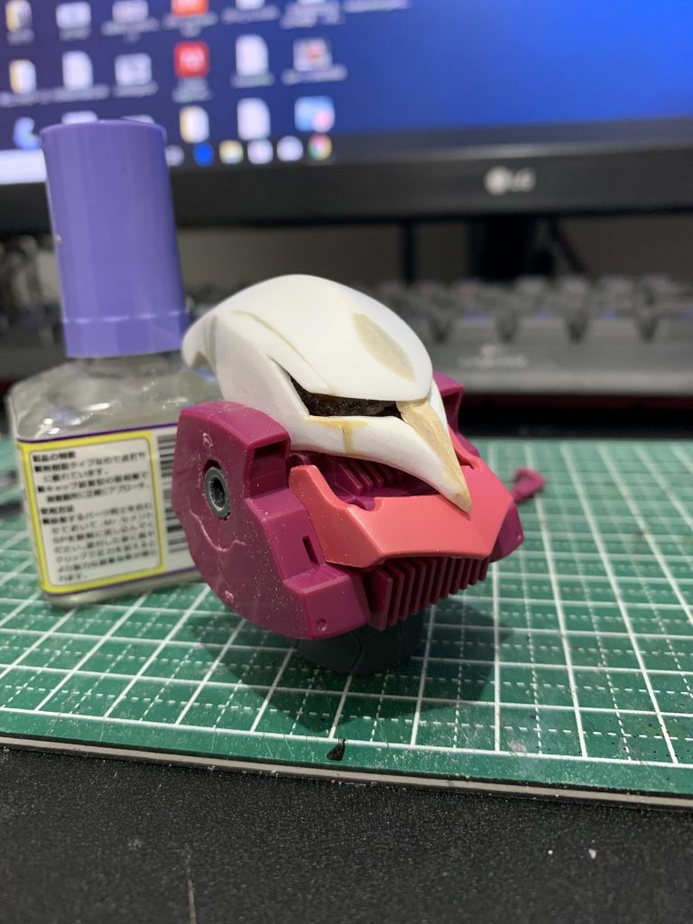とにかくSDキュベレイの頭がかっこ悪かったため改修しました
特に幅が広すぎる・目が横長すぎる・口ばしが太い・おでこが平ぺったい
これにより頭を4.5分割し調整
胴体に収まる範囲まで短縮し、胴体部分と干渉する場所を切り落としました