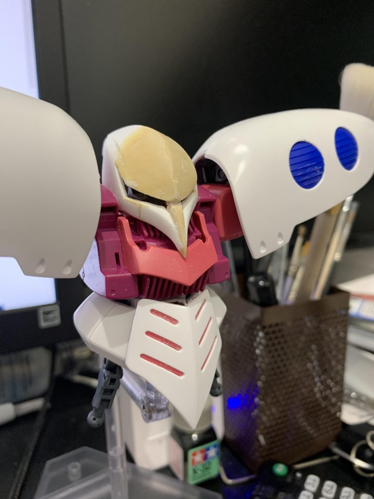 おでこを張り出し、胴体接続部分をかなり短縮しSD体系に
足関節はSDCSのあまりフレームでごまかすことに・・
腰アーマーの干渉があったため、左右アーマーを2mm外へ幅増し
フンドシアーマーも胴体と干渉する部分を削り込む