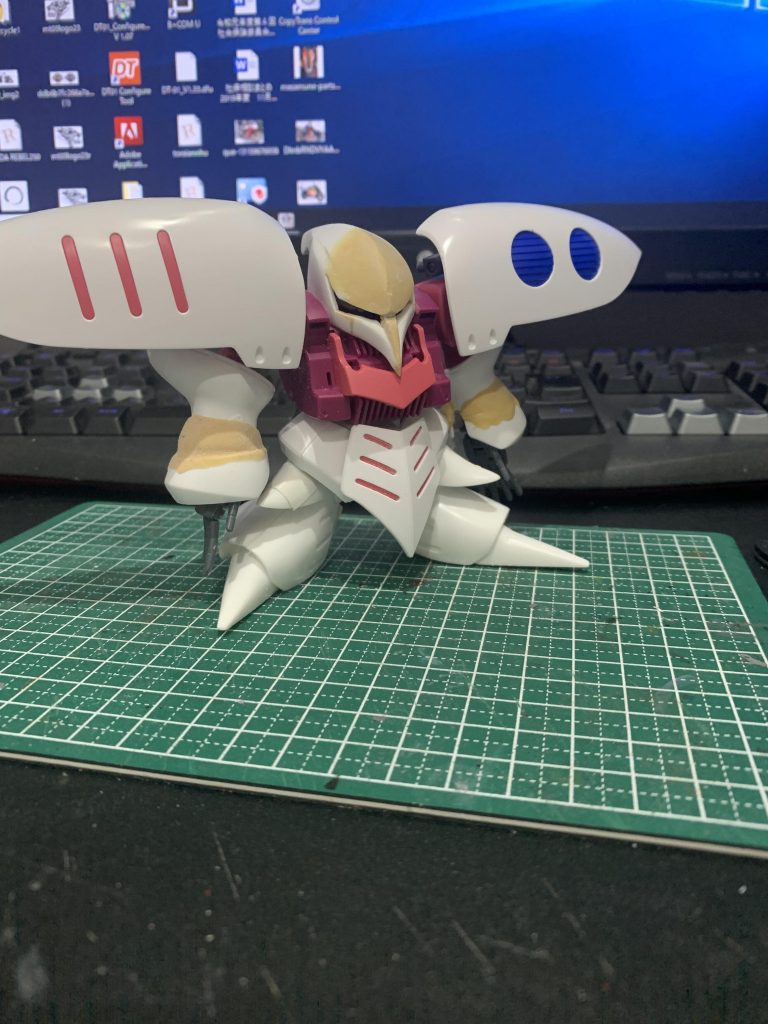 足を旧キットの1/220で代用したところ、何となくぴったりだったのでそのまま採用しました
腕は思い切って2.3mmカット
あとはパテで段差を埋めていくことに