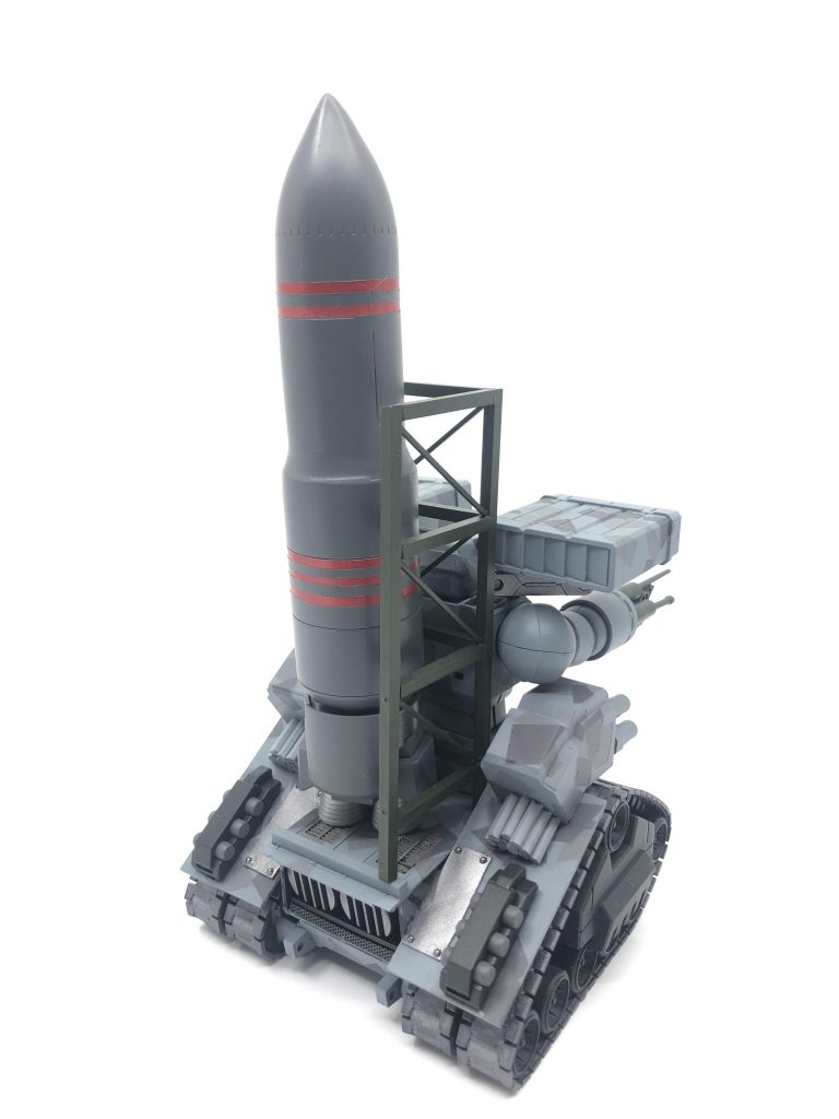 着想はアーマード・コアのオーバードウェポン『ヒュージミサイル』から。
背面に発射台を設置すればいいじゃん、っていうアホな発想を現実にしちゃったらこうなったｗ

発射の負荷に耐えられるように履帯を増設、発射台の下部に排熱口を設置している……という製作後に思い付いた後付け設定。