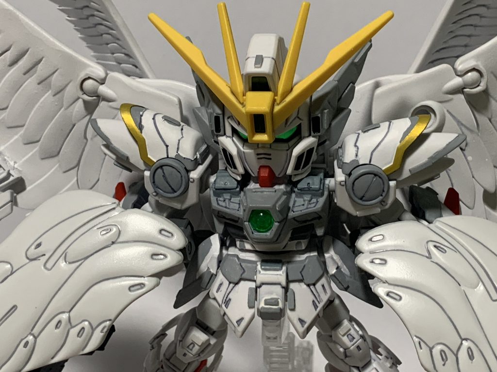 顔アップ、目の部分が製作時は目立たなかったのでシルエットフレームのジム頭のシールをサイズを調整して貼り付けました。腰に翼が付いただけでもかなり変わります。