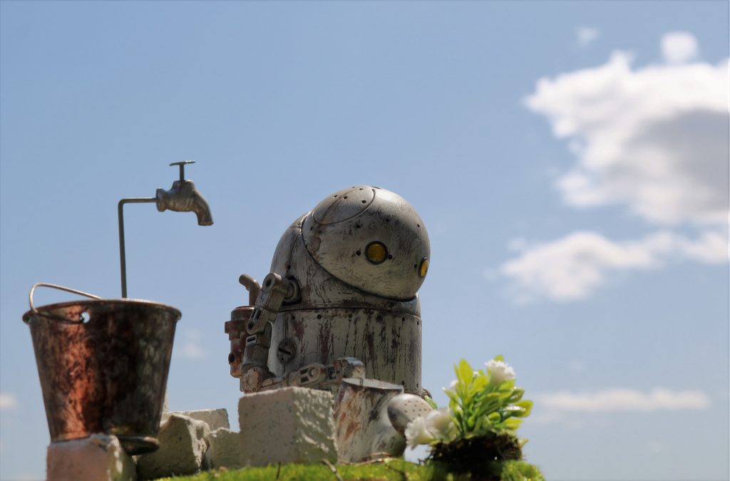 頭はハロですが、首回りはパテ、胴体はモビルハロの胴体だと頭と同じぐらいのサイズで、どうしても機械生命体のシルエットに成らなかったので一回り大きいスプレー缶のキャップを胴体にしました。