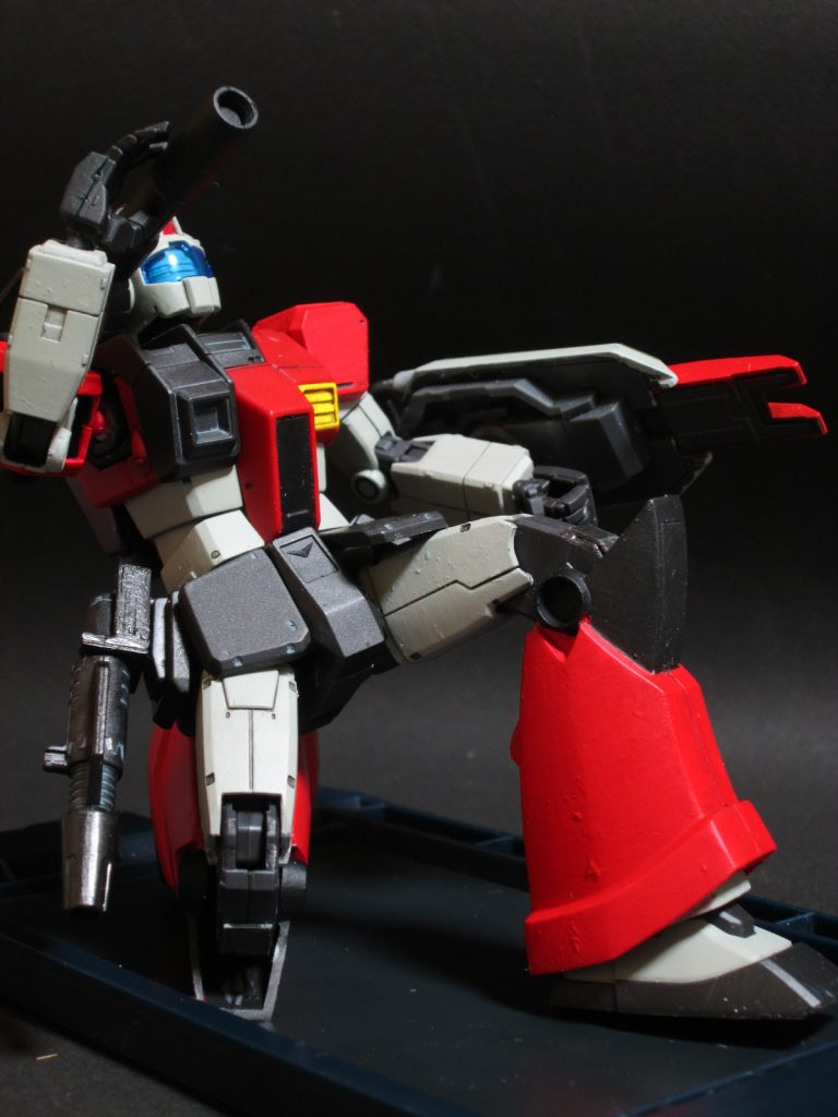 膝下の装甲を取り付けただけで、元のMSDジムシリーズキットの出来が良いので立膝も決まりますね。