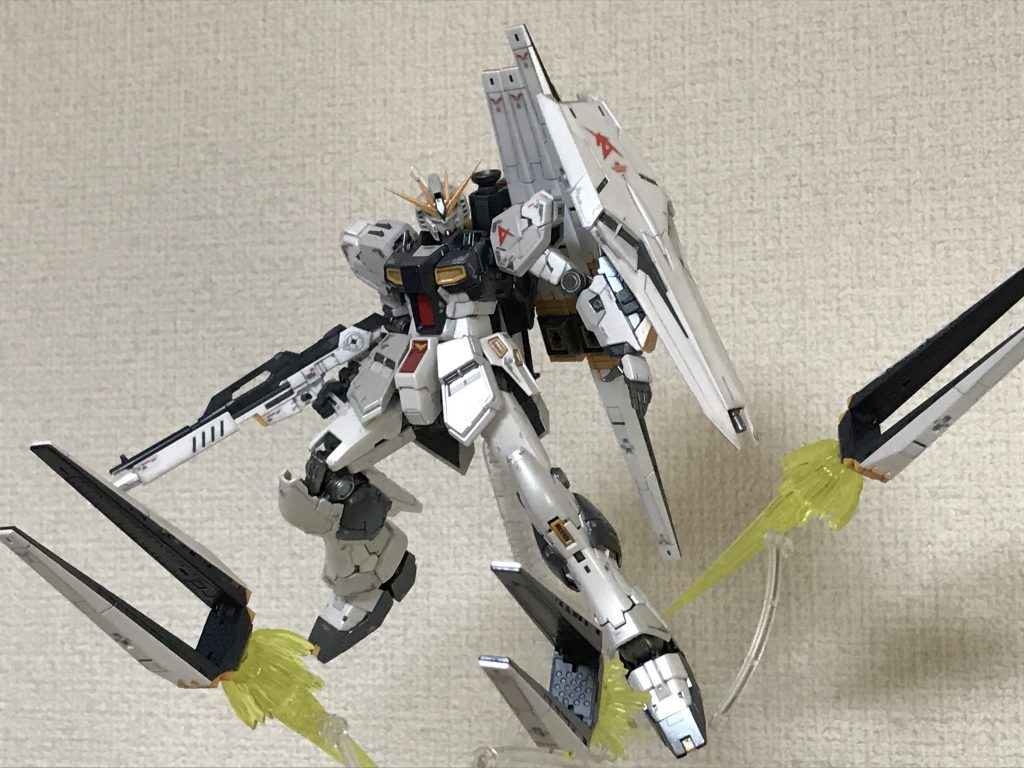 久しぶりで道具も塗料も不十分でしたので、墨入れと若干のウェザリングだけして、全体にホワイトパールを吹き、光沢トップコートで仕上げました。(ほぼ)無塗装でここまでカッコよくできることに感動しました。
(GUNSTAの先輩がたの作品とは比べものになりませんが)