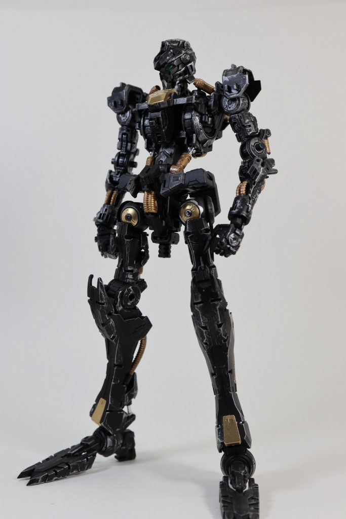 鉄血のガンダムといえばガンダムフレームという事で、フレームの方も色々やってみました。プロモデラーの林哲平さんの作例を参考に黒サフ&ドライブラシで鋼鉄の質感を狙ってます。