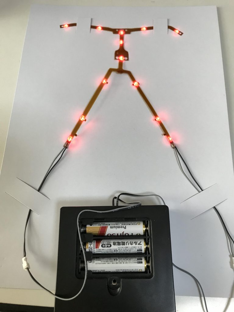 組み立て前の点灯確認の様子。