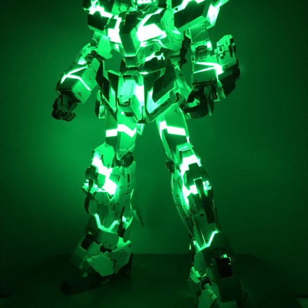 光るユニコーンガンダム