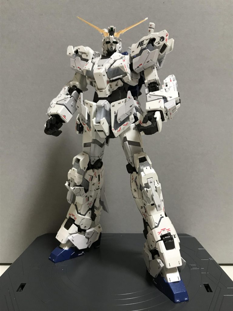 白い装甲部分だけホワイトパールを吹いて、完成後に全体に光沢トップコートを吹きました。
これで可動だったら、最高なんですけどねぇ~(^^)
ちなみに非点灯状態でブラックライトで照らすと、サイコフレーム部分は青白く光ります。