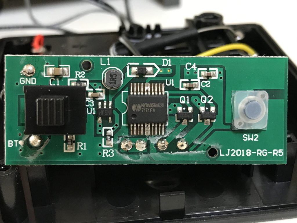 LEDは赤と緑の二種類が同じ場所に付いているので、赤と緑の両方を点灯させたら黄色(ゴールド)になる?と思い、コントロールボックスをばらして…
※良い子はぜったいにマネしないでください