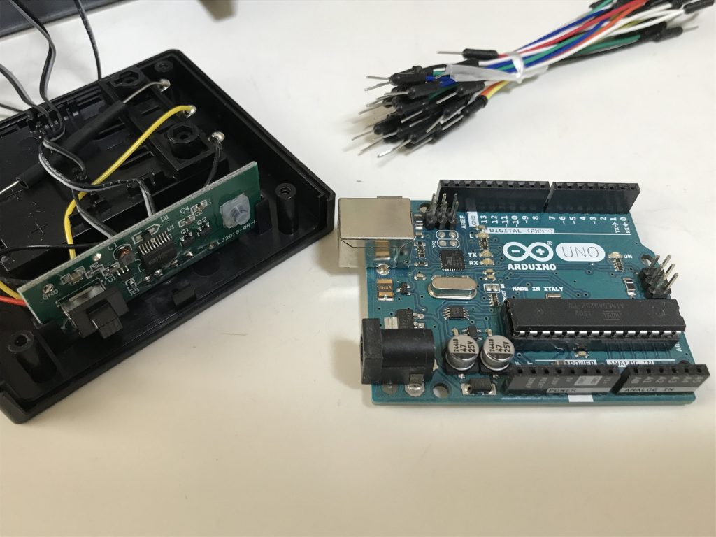 他のマイコン(Arduino)で制御できないか試したのですが、テスタでいろいろ調べてみても制御の仕様が理解できず(アムロじゃないから)、実現できませんでした。
※良い子はぜったいにマネしないでください