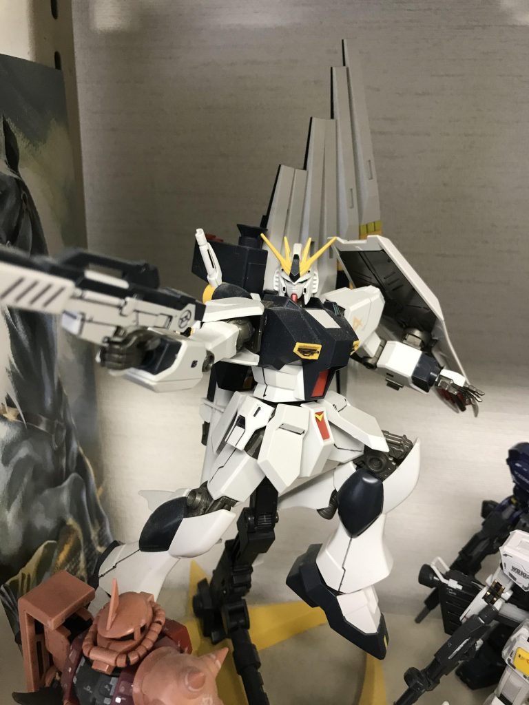 そしてこれはもっと前に作った HG νガンダムです。
(友情出演:RG シャアザク、RG RX-78-2、RG マークⅡ(ティターンズ))
当時は「かっけー!」と思っていましたが、今見ると…(汗)
というわけで、なんと3機目のνガンダムでした。