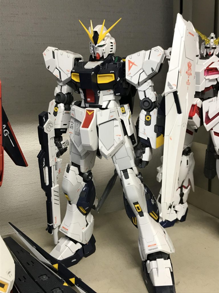 これは10年前くらい?に作った MG のνガンダムです。
(友情出演:ゼータとユニコーン)
素組み+シャープペンシルで墨入れしただけのものです。これも十分カッコいいと思いますが、今回の RG νガンダムはもっと好みです。また、今さらながら 1/144 のサイズ感っていいなと感じています。