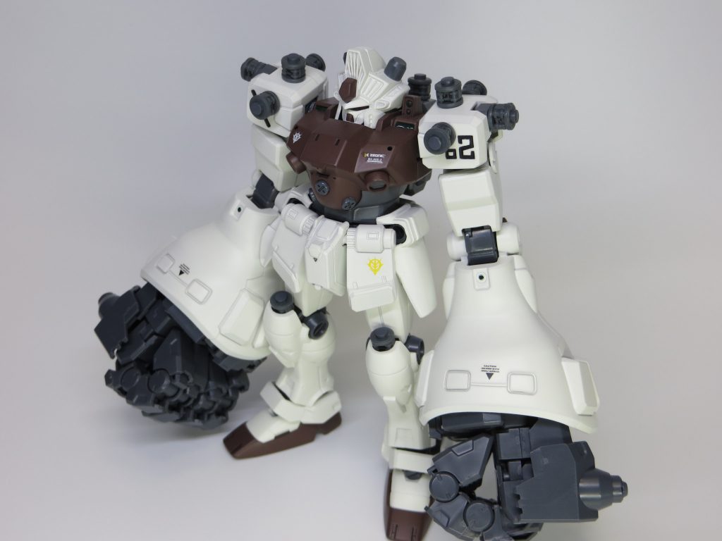 改造した点は、 本来の脚を腕に、脚が無くなったので新調。 肩の位置を上にずらして飾りを付ける 首を埋めて、頭にも飾りを(耳みたい?) 腰の幅を狭めるといったところです。