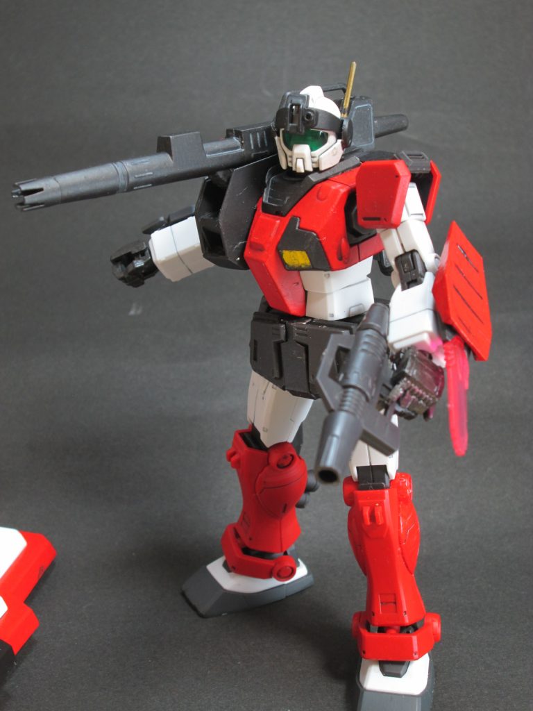 バイザーから生えてるアンテナは真鍮線に交換。左腕のアーマーは1/144MSVガンダムフルアーマータイプから。
