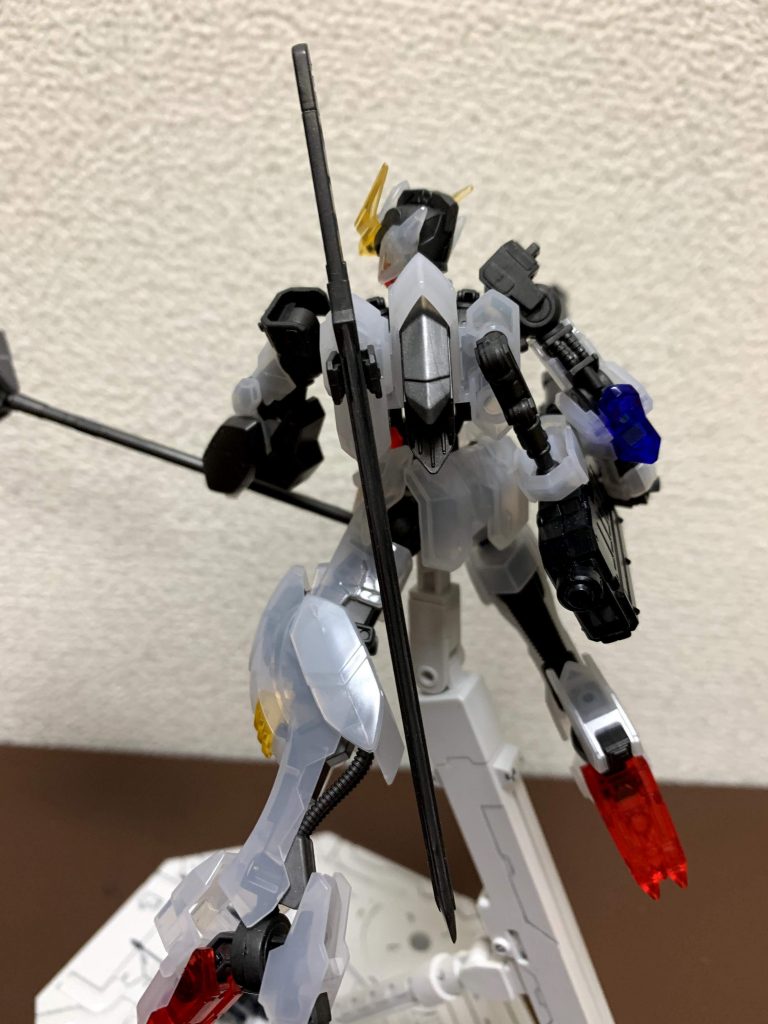 背面☆
刀はパーツで挟み込んでいるだけです♪
滑空砲は背中のアームもどきで支えていて、手は取っ手に入れてますがほぼ添えてるだけな感じです♪
それにしても、クリアカラーだと余計フレームの感じが引き立ってますね.:ﾟ+d(>ヮ<＊) ｸﾞｯｼﾞｮﾌﾞ!!