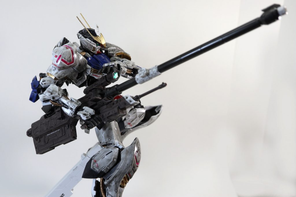 滑腔砲構え。劇中だとあんまり活躍したイメージが無い武装ですが。砲身が長いのでキットでは映えますね。