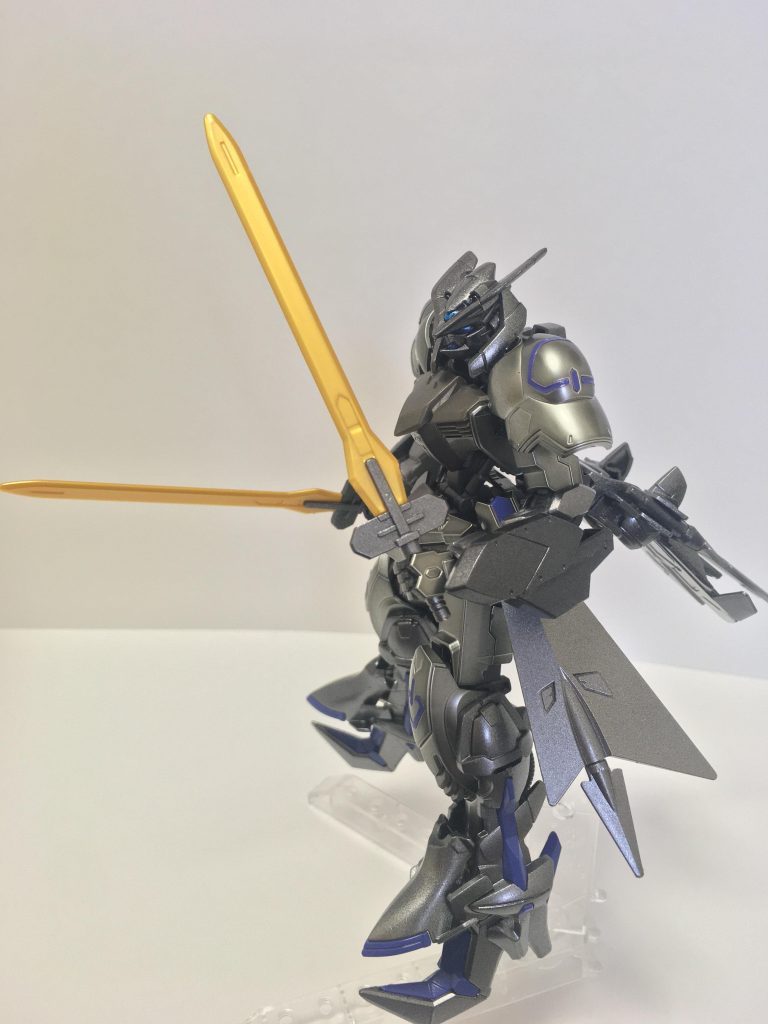 「消費」の特性がある本機には、多数の武器が搭載されている。
腰部後面の大型ブースターには、刺突剣と騎士剣が二振りずつマウントされている。また、腰部側面には、ワイヤーで操作できるブレードが装備されている。オリジナル機では、どうやら相手のエネルギーを吸収する翼型の武装に内蔵されていたらしいが、現在、翼型の武装が破壊もしくは散逸してしまっているので、単体の武装として採用されている。
本機には、多数の粒子貯蔵機器「エイハブコンデンサ」が腕部や脹脛部に内蔵されている。特に武器の粒子供給を行うために重要な腕部はナノラミネートコートのガントレットで堅牢に守られている。
武器一覧
・騎士剣(ナイトリーソード)×2
希少な特殊超硬合金を使用した軽量・超硬度の剣。ガンダム・バエルの装備する剣と同規格である。
・ワイヤーブレード×2
ブレードを射出するワイヤー付きの鏃。敵機のスキを突いた攻撃や牽制・重力下での立体起動の際などに使用される。