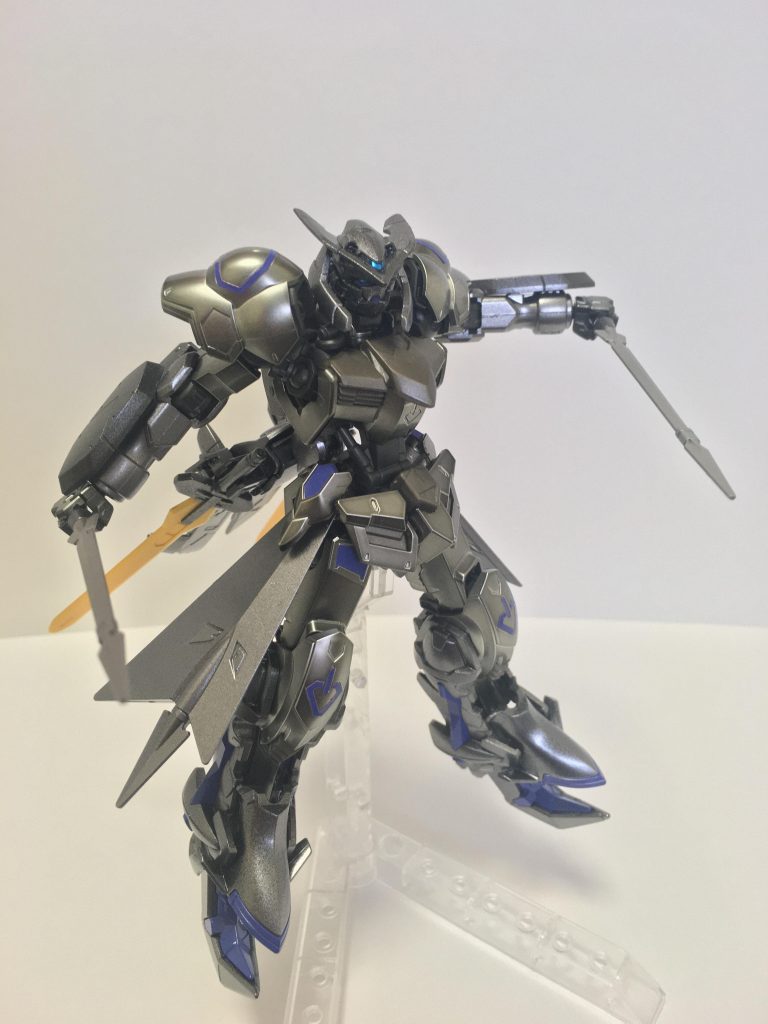 ・刺突剣(レイピア)×2
細長い剣身の両刃剣。主に装甲の隙間や関節部、モニターへの攻撃に使用される。