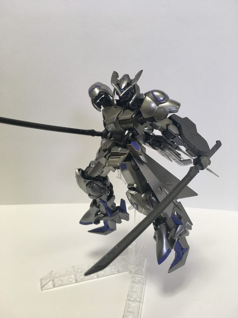 ・太刀×2
高硬度レアアロイで精製された刀。蛤刃の分厚い刀身をもち素材も相まって耐久性が高い。アタッチメントを介してバックパックやブースターにマウントすることもできるが、刺突剣や騎士剣と違い重量があるので、騎兵長剣と選択式で装備されることが多い。