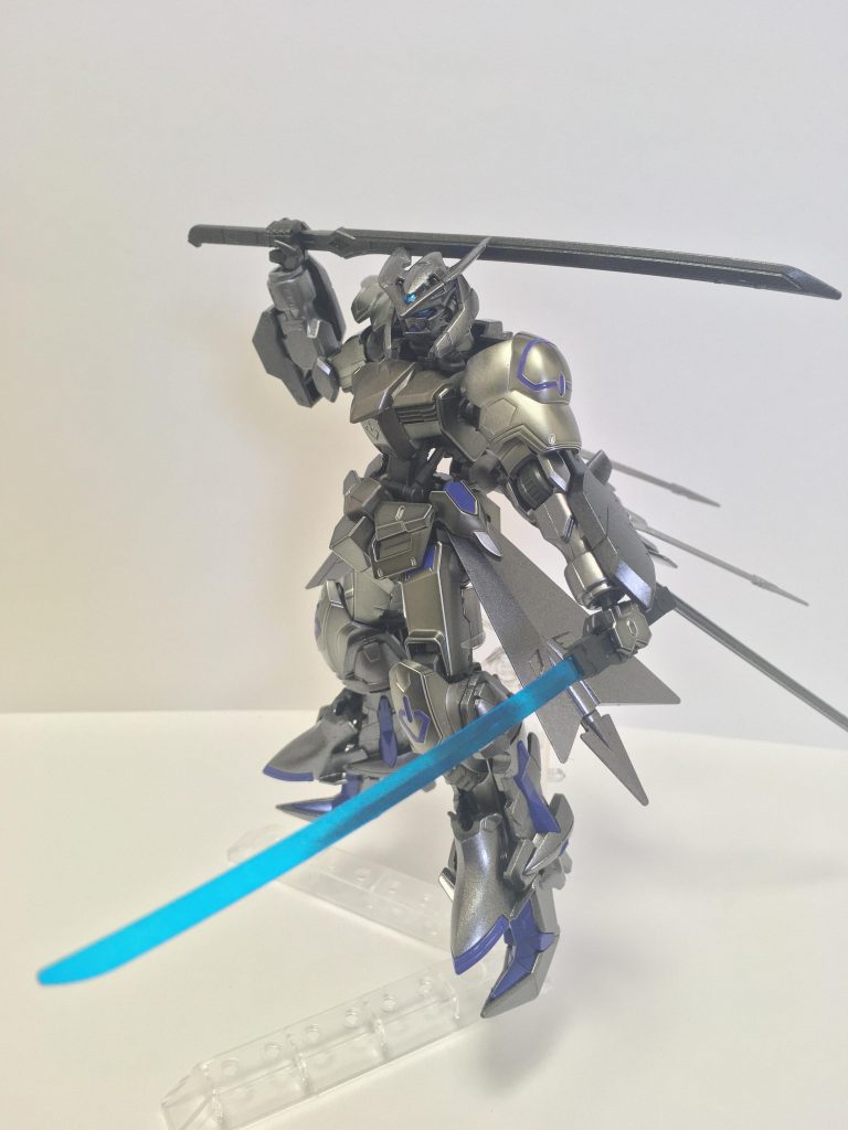 ・エイハブパーティクルブレード
本機の奥の手であるビーム刃を発生させる兵器。通常ナノラミネートアーマーは、ビーム兵器に対して高い優位性をもつため、ごく短時間しか熱を伝えられないビームサーベルでは、有効な攻撃になりえない。しかしこの兵器の刃は、エイハブ粒子により構成されているため、ナノラミネートアーマーを無効化し、敵機を簡単に融解・切断することができる。弱点は、エイハブ粒子を肉眼で明確に観測できるほど高密度に凝縮する必要があるため、粒子消費量が著しいことである。
この兵器を使い続けるとナノラミネートアーマーさえ維持できなくなり、終いには、モビルスーツを起動し続けることも困難になってしまう。厄祭戦時に粒子操作により堅牢なはずの本機の外装が数多く破壊されてしまったのは、この兵器を使い続けたからであるとも言われている。
最強の刃であるが、同時に自らをも危険にさらす「諸刃の剣」である。