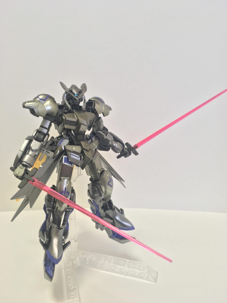 ・騎兵長剣(コンツェシュ)×2
鎧通し型の長剣。剛性は高いが靱性は低くく、敵機に一撃を入れると剣身が折れてしまうことが多い。使い捨てと完全に割り切り、剣身が赤く発光する臨界すれすれまで粒子を注入し、威力を高めている。主にコックピツトへの攻撃に使用される。