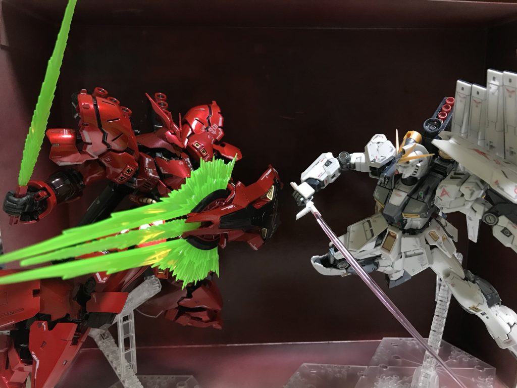 時々アムロと遊んでいます。シャアもアムロもMIA（消息不明）ですが、我が家では元気です。