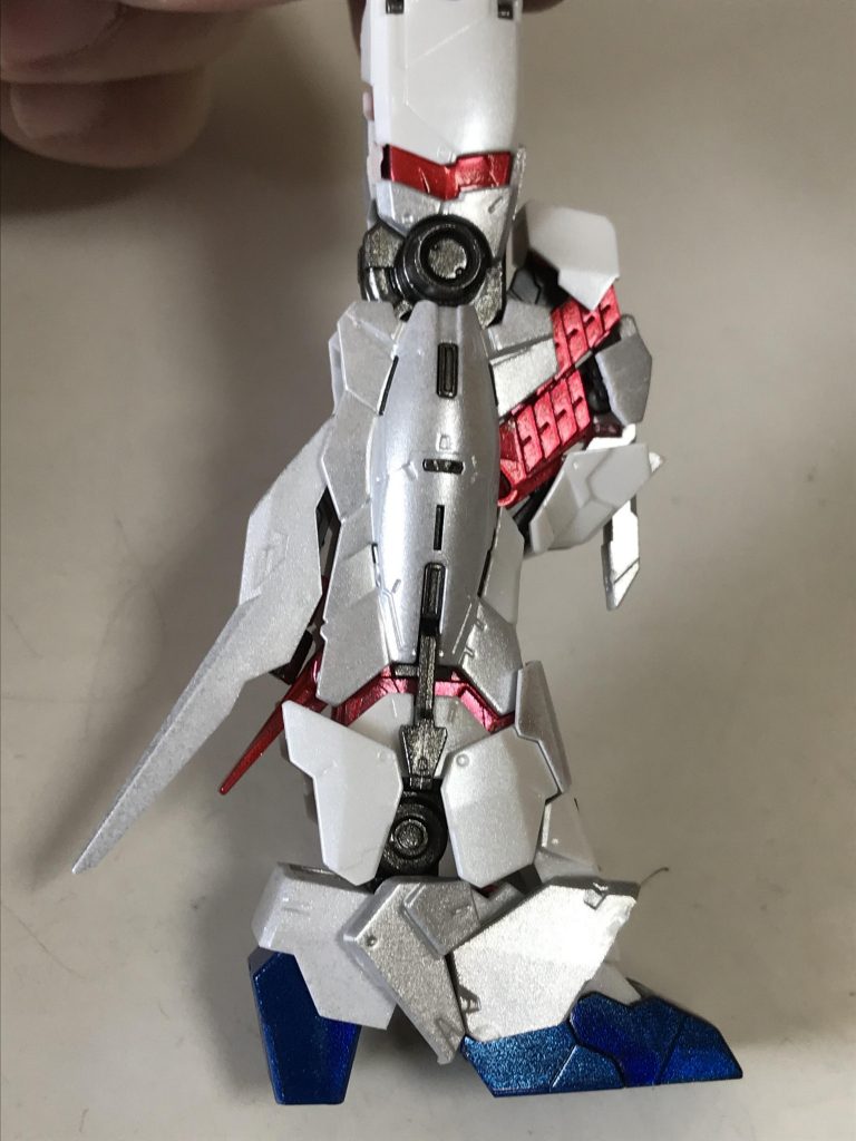 サイコフレームはシルバー下地にクリアレッドを吹きました。
スリッパの青はシルバー下地にクリアブルーです。
装甲でグレーの部分には軽くシルバーを吹き、あとは装甲全体にホワイトパールを吹いてあります。