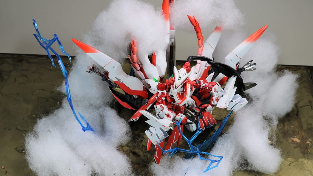 後ろの髪はレッドフレームの足のパーツを頭部つけて、ディナイアルのパーツを接着して稼働できるようにしています。