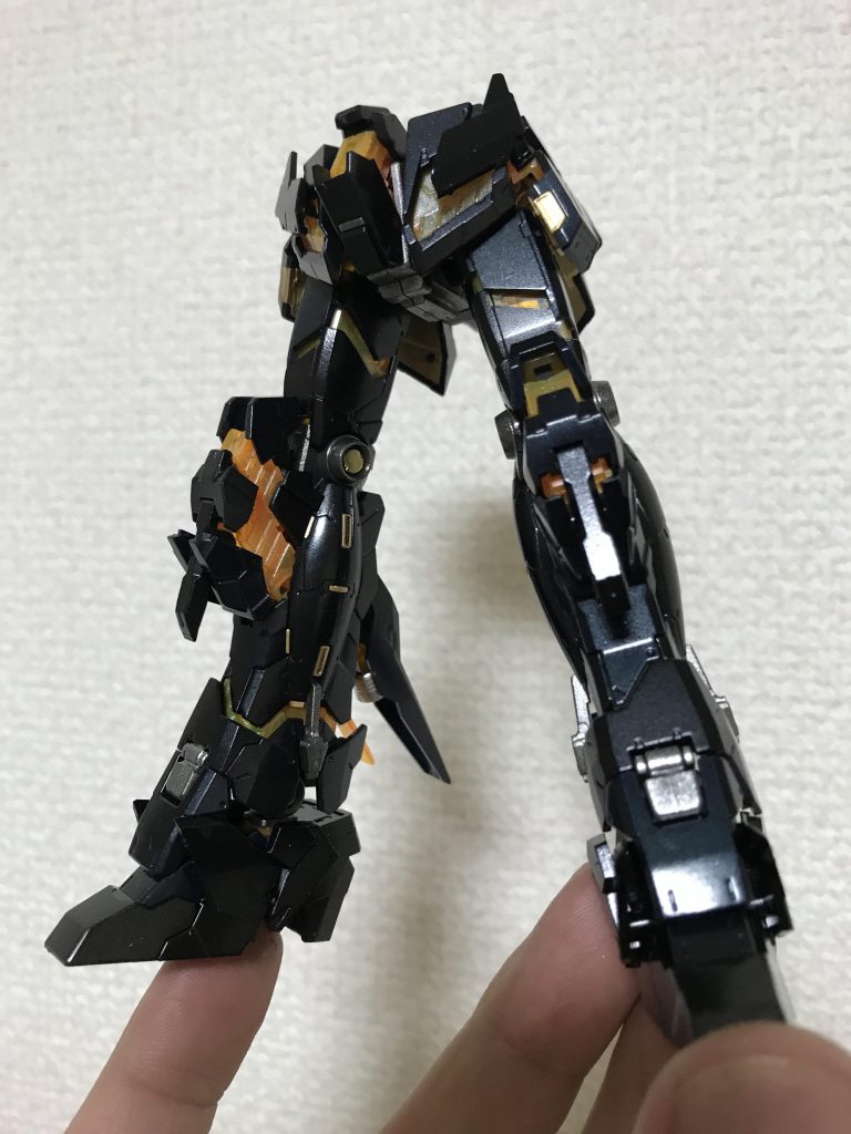 濃い部分はメタルブラックの下地、薄い部分は黒鉄色の下地を塗って、上からクリアブルーメイン+クリアレッド少々を吹きました。光を当てるとなかなかの黒光りをします(^^)