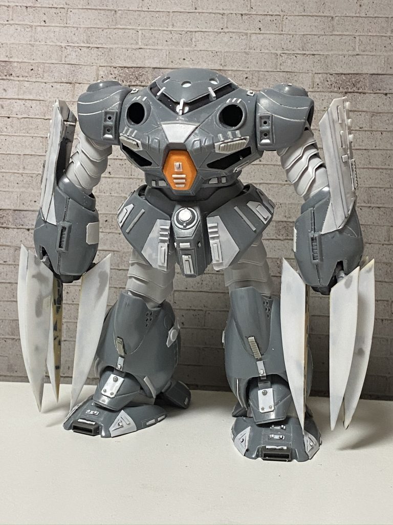 製作途中。比較的柔らかくスジボリが入れにくいプラ材でしたので、貼り付けを多用しました。