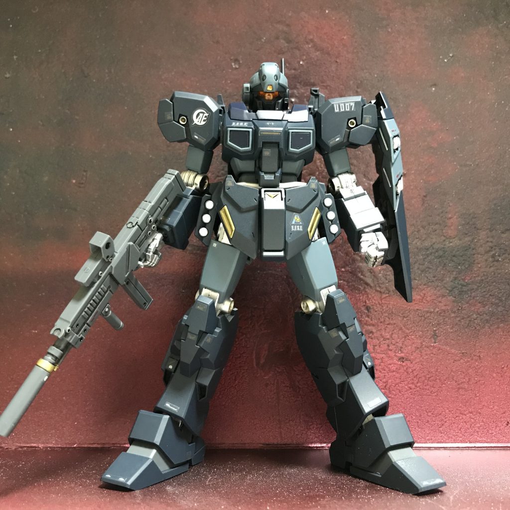 装甲以外、部分塗装です。フレームはガンマカEXのシャインシルバーで、あとはちょこちょこ金銀白で装飾しました。トップコートはつや消しです。少しですがデカールが付いているのは嬉しいところです(他のキットの余りも少し足しています)。