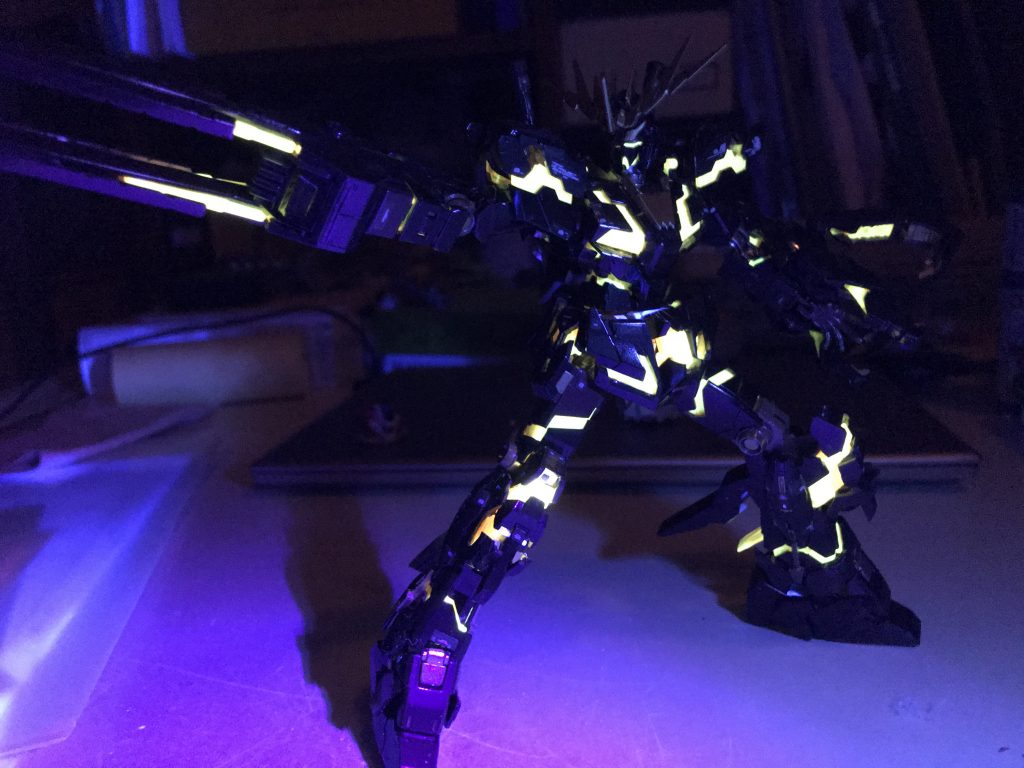 サイコフレームは未塗装ですが、UVライト(ブラックライト)で照らすと、とても明るく光ります。