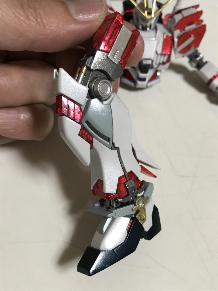 組んだ直後の状態です。フレームはシルバーの上からスモークを吹きました。グレーの装甲はいちおう塗装してあります。スリッパはシルバー下地の上からクリアブルーとスモークを吹きました。
最後にホワイトパールを吹いて、光沢トップコートです。