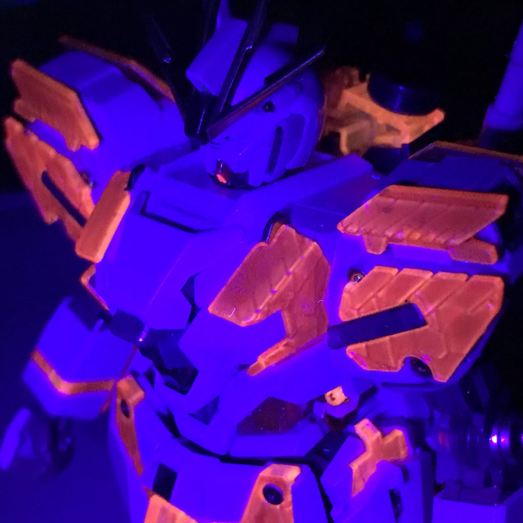 これは「マジックルミノペイント」を塗る前です。当然ながら赤く発光します。