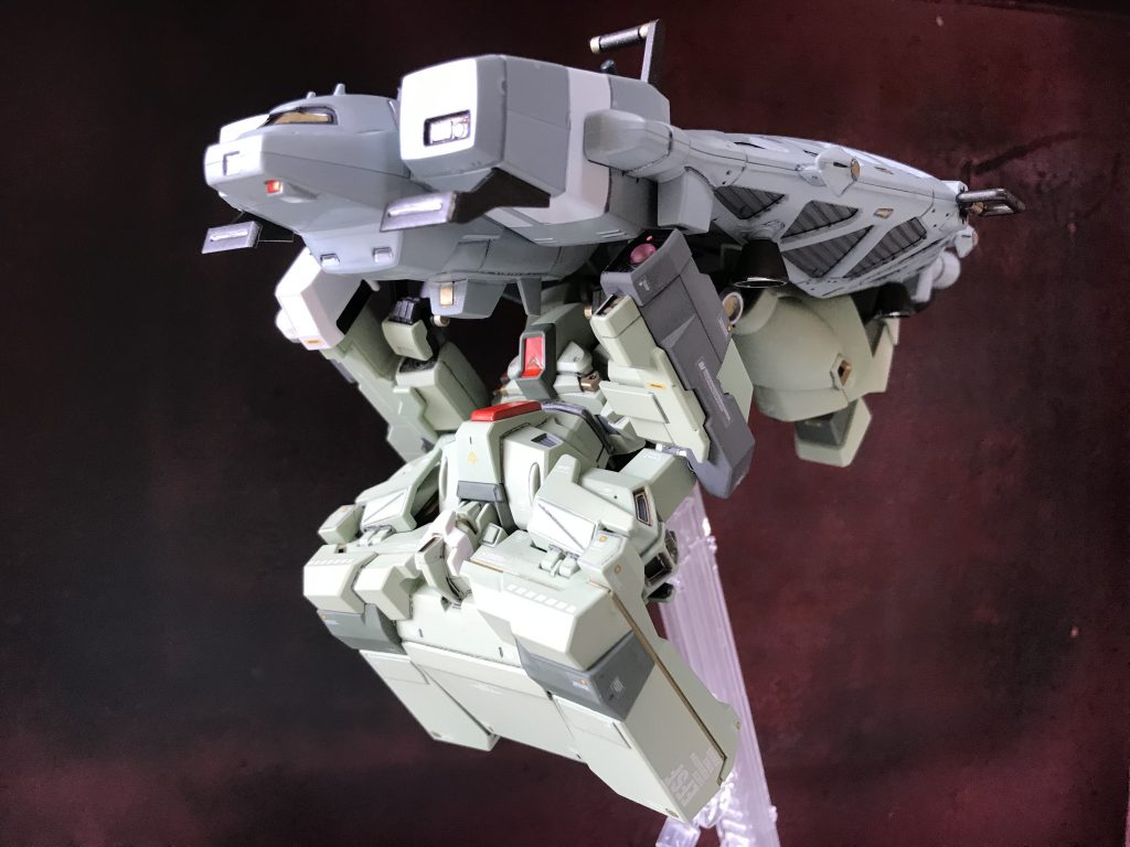 本体の鑑賞はそこそこに、やりたかったのはコレです。ベースジャバーの裏乗り。ガンダムUCエピソード7、ラプラスの箱を確かめるためにメガラニカに向かうシーンです。実際には94式ベースジャバーで、表(上)にはエコーズのジェガンが載っていますが… 雰囲気が味わえるのでオッケーです(^^)ちなみにこのベースジャバーは → https://gumpla.jp/hg/384995