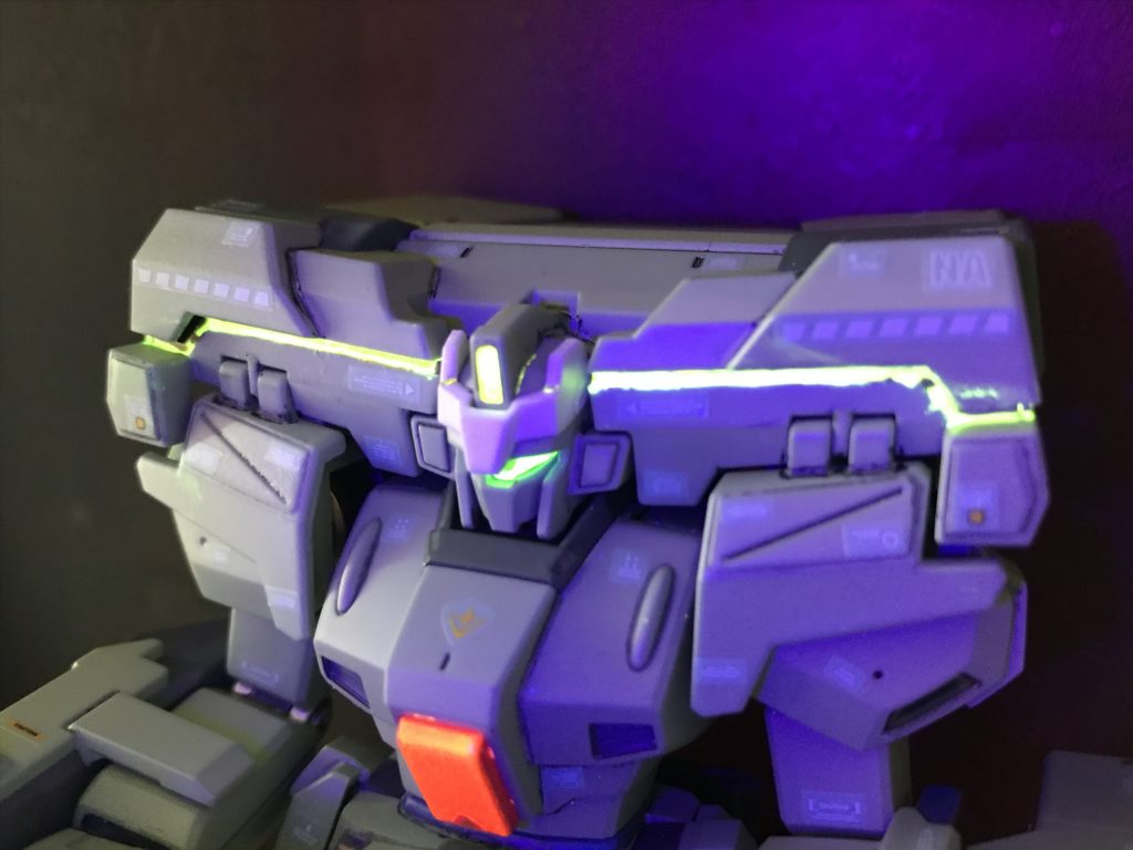 そしてこれも、UVライト(ブラックライト)で光ります(笑)マジックルミノペイントの赤と緑を混ぜて黄色にしました(加法混色)。メインカメラは緑です。お腹の赤い部分も光っていますが、これはガンダムマーカーの普通の赤を塗っただけです。蛍光なのだと知りました。