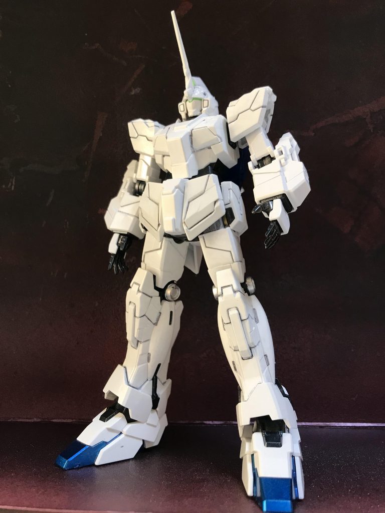 ユニコーンガンダムは4機めです。MG、RG、RG LIGHTING MODEL、そして今回の HG（ユニコーンモード）です。これまで「ユニコーンガンダムはデストロイモードが最強でしょ！」と単純に思ってきましたが、こうして組んで見ると、ユニコーンモードもカッコいいですね！